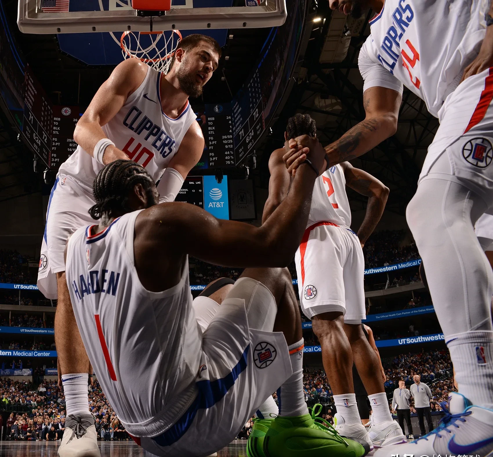 浓眉哥在曼联比赛中险胜，锐不可当引发热议！比赛高潮迭起的简单介绍-开云官网APP